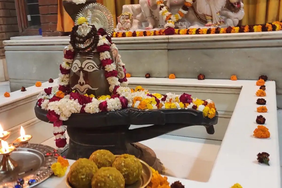 Sawan Shivling Puja Vidhi: सावन में शिवलिंग की पूजा कैसे करें? जानें जरूरी पूजन सामग्री और आसान विधि
