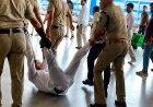 Agra Cantt Railway Station: आगरा कैंट स्टेशन विवाद का वीडियो वायरल, रेलवे की बड़ी कार्रवाई, 5 कर्मचारी सस्पेंड
