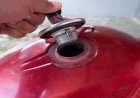 Bike Fuel Tank Water Removal: बाइक के फ्यूल टैंक में चला गया है पानी? मैकेनिक के पास जाने से पहले अपनाएं ये आसान तरीके