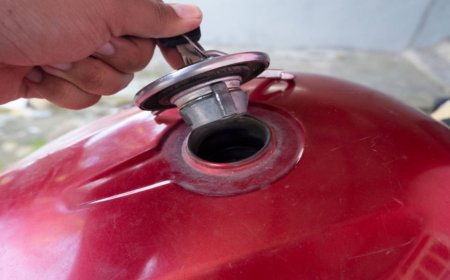 Bike Fuel Tank Water Removal: बाइक के फ्यूल टैंक में चला गया है पानी? मैकेनिक के पास जाने से पहले अपनाएं ये आसान तरीके
