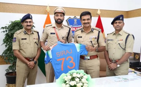 Mohammed Siraj Meets Telangana DGP: डीएसपी मोहम्मद सिराज ने तेलंगाना डीजीपी सीवी आनंद से की शिष्टाचार मुलाकात, तस्वीरें वायरल