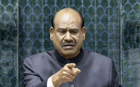 Lok Sabha Adjourned: लोकसभा में हंगामे के बीच मात्र 2 मिनट में स्थगित हुई कार्यवाही, अध्यक्ष ओम बिरला ने जताई कड़ी नाराजगी 