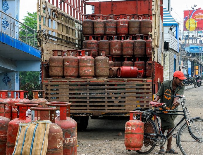 LPG Cylinder Price 3 July 2026: कमर्शियल गैस सिलेंडर ₹183.50 हुआ सस्ता, जानें अपने शहर में घरेलू और कमर्शियल एलपीजी का ताजा भाव