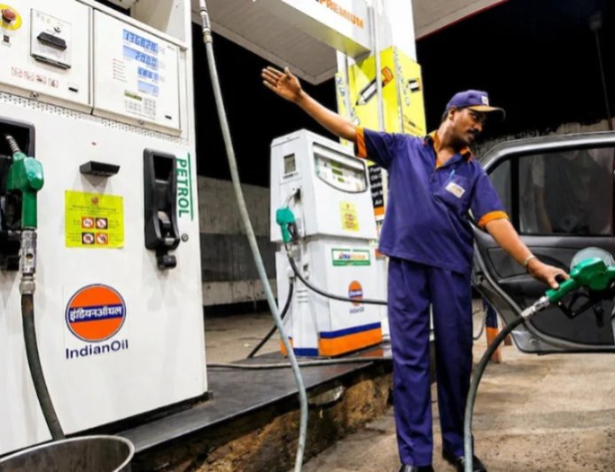 Fuel Price 12 July 2026: दिल्ली से मुंबई तक पेट्रोल-डीजल के नए रेट जारी, चेक करें अपने शहर का भाव