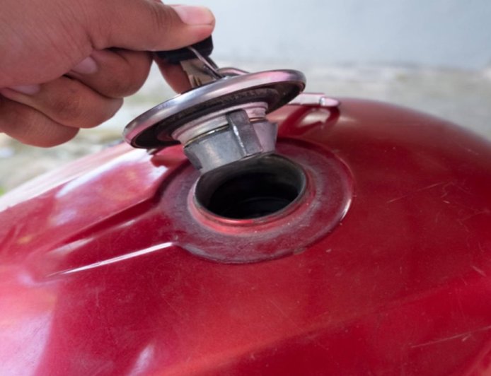 Bike Fuel Tank Water Removal: बाइक के फ्यूल टैंक में चला गया है पानी? मैकेनिक के पास जाने से पहले अपनाएं ये आसान तरीके