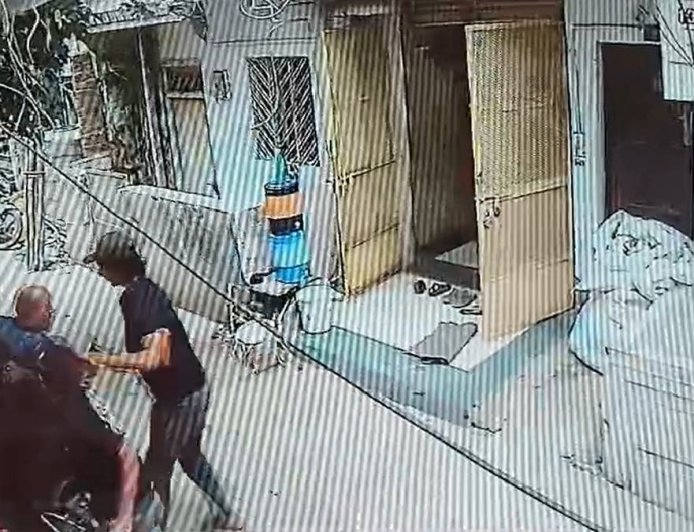 Bhopal Crime News: भोपाल के बैरागढ़ में कपड़ा कारोबारी नीरज जनियानी पर दिनदहाड़े जानलेवा हमला, इलाके में सनसनी