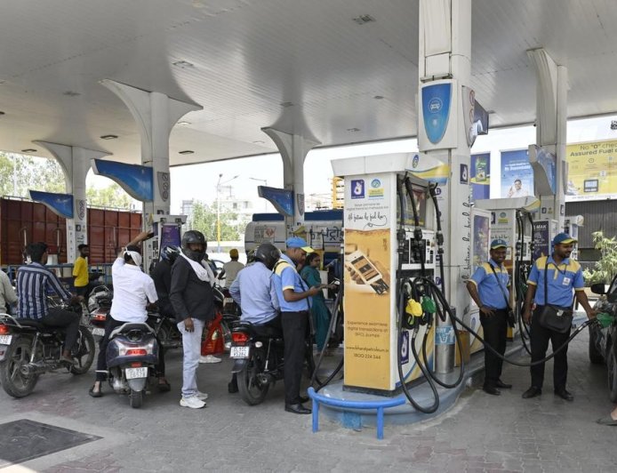 Fuel Prices 19 July 2026: अंतरराष्ट्रीय बाजार में उतार-चढ़ाव के बीच ईंधन के दाम सामान्य, जानिए यूपी, मुंबई और कोलकाता का भाव