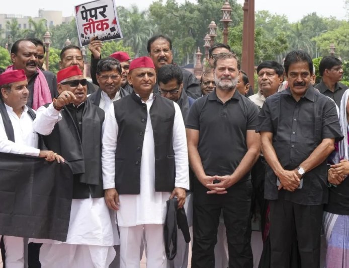 Parliament Monsoon Session: काले कपड़ों में कांग्रेस का प्रदर्शन, राहुल की मांगों पर धर्मेंद्र प्रधान का पलटवार