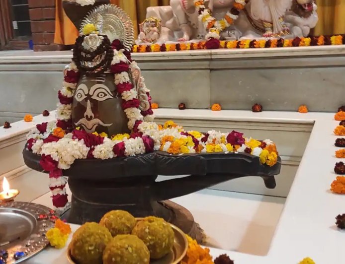 Sawan Shivling Puja Vidhi: सावन में शिवलिंग की पूजा कैसे करें? जानें जरूरी पूजन सामग्री और आसान विधि
