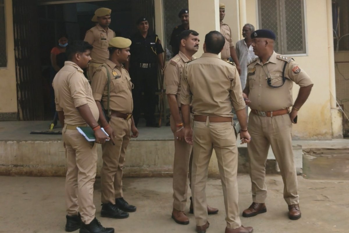 Deoria Crime News: बहन के कथित प्रेमी को रोकना भाई को पड़ा भारी, कुदाल से हमला कर किया गंभीर रूप से घायल