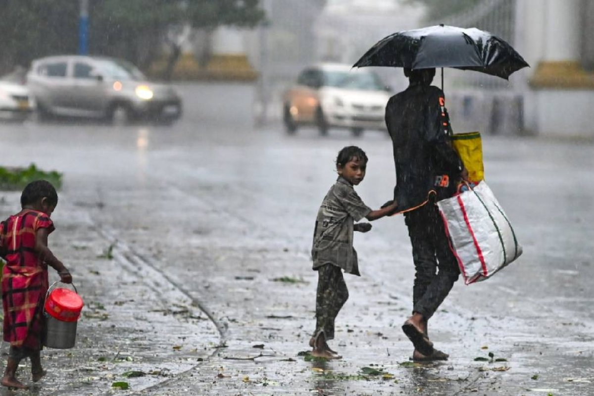 Aaj Ka Mausam 4 August: अगले 9 घंटों में आंधी-तूफान की चेतावनी, 17 राज्यों में बारिश का अलर्ट, जानें दिल्ली-NCR का हाल