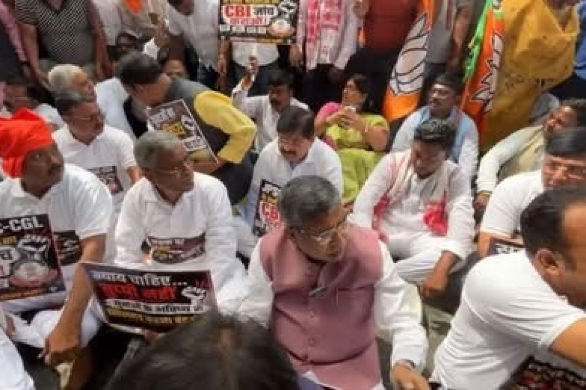 CM Hemant Soren Resignation Demand: हेमंत सोरेन के इस्तीफे की मांग पर अड़े BJP विधायक, CM आवास की सड़क पर दिया धरना