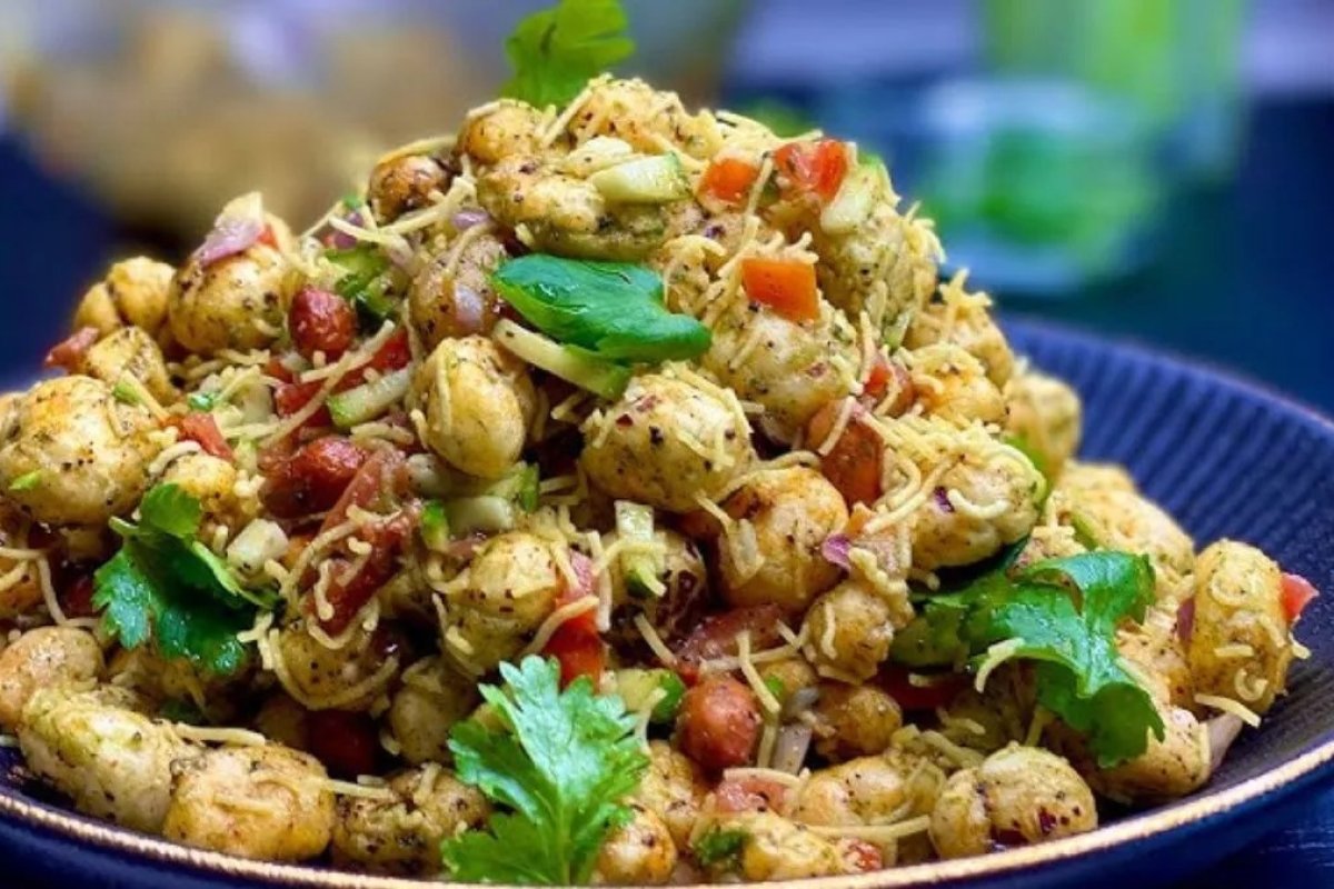 Makhana Bhel Recipe: स्वाद और सेहत का परफेक्ट कॉम्बिनेशन, शाम के नाश्ते के लिए ऐसे बनाएं क्रंची मखाना भेल