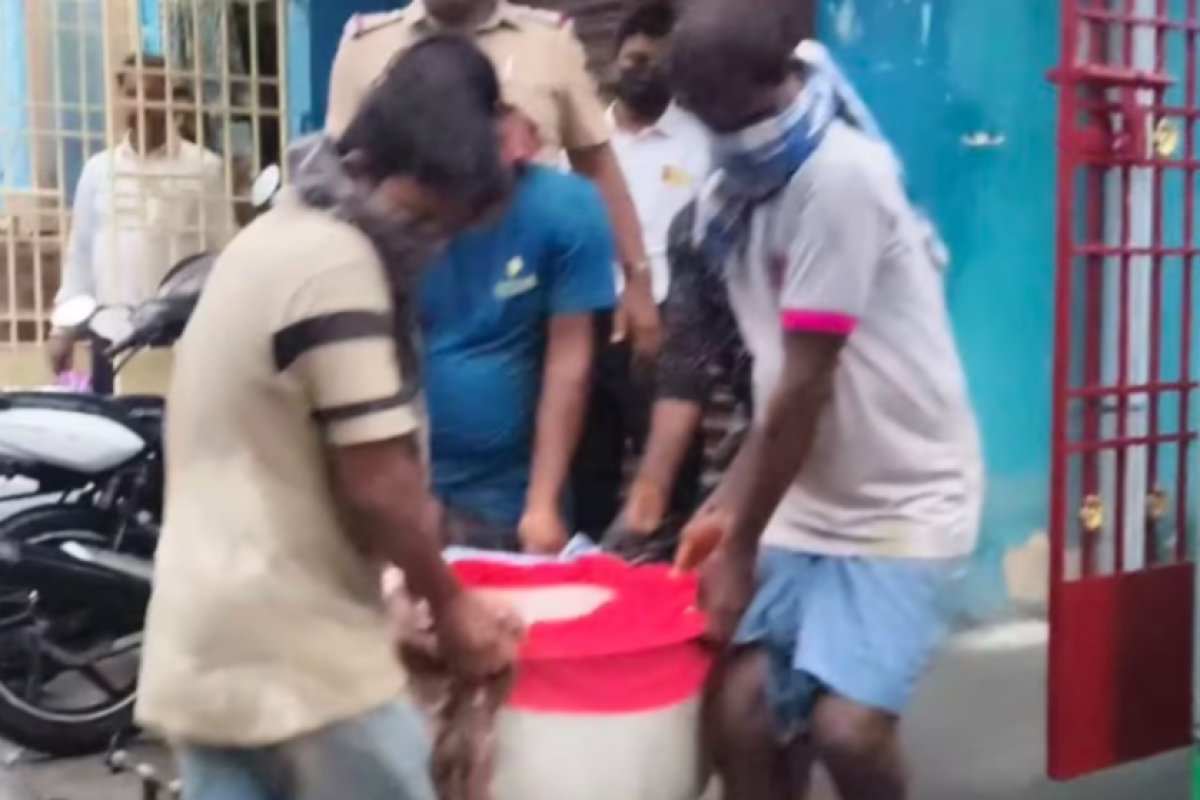 तमिलनाडु एक्सप्रेस में लावारिस सूटकेस से मिला महिला का क्षत-विक्षत शव, सीसीटीवी फुटेज से संदिग्धों की तलाश में जुटी पुलिस