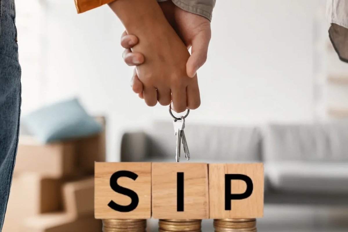 सैलरी और SIP के बीच क्या आप भूल रहे हैं सबसे जरूरी फंड? जानिए अचानक आए संकट में कौन सा पैसा बनेगा असली सहारा