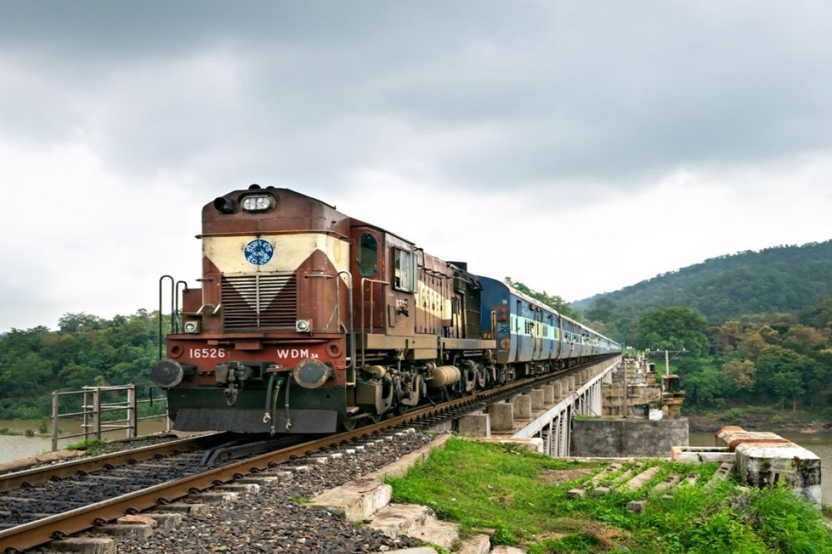 Train Seat Occupied: ट्रेन में आपकी आरक्षित सीट पर किसी और ने किया कब्जा? जानें खाली कराने के 4 आसान तरीके