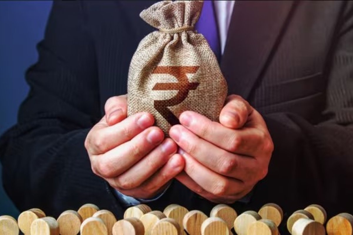 Government Employees Dussehra Bonus: त्योहार पर कर्मचारियों को बड़ा तोहफा, जानें कब और कितना मिलेगा रिवाइज्ड बोनस