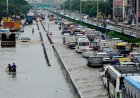 Gurugram Waterlogging: गुरुग्राम में बारिश के बाद बिगड़े हालात, फव्वारा चौक जलमग्न, सड़कों पर रेंग रहे वाहन