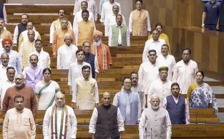 Lok Sabha Adjourned Sine Die: वंदे मातरम् गायन के साथ लोकसभा की कार्यवाही अनिश्चितकाल के लिए स्थगित, पीएम मोदी और शाह रहे मौजूद