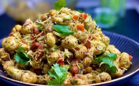Makhana Bhel Recipe: स्वाद और सेहत का परफेक्ट कॉम्बिनेशन, शाम के नाश्ते के लिए ऐसे बनाएं क्रंची मखाना भेल
