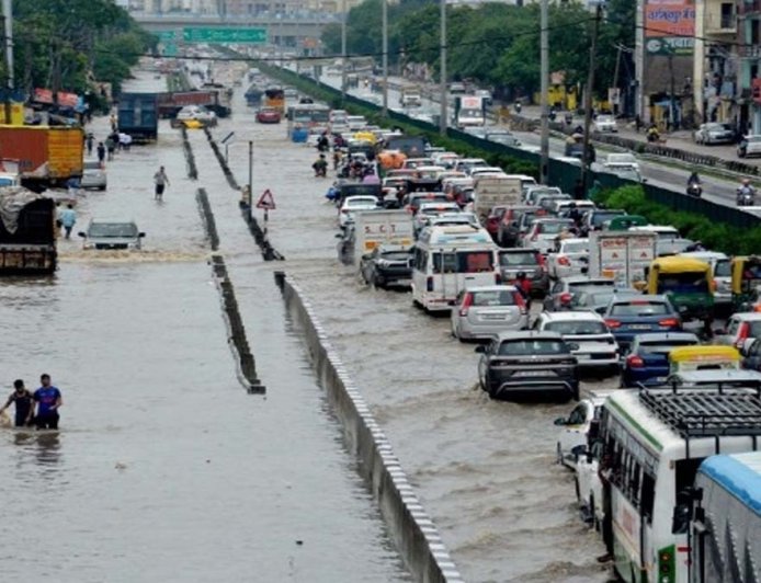 Gurugram Waterlogging: गुरुग्राम में बारिश के बाद बिगड़े हालात, फव्वारा चौक जलमग्न, सड़कों पर रेंग रहे वाहन