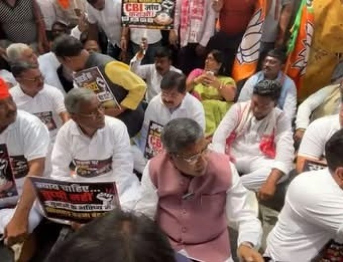 CM Hemant Soren Resignation Demand: हेमंत सोरेन के इस्तीफे की मांग पर अड़े BJP विधायक, CM आवास की सड़क पर दिया धरना