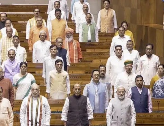 Lok Sabha Adjourned Sine Die: वंदे मातरम् गायन के साथ लोकसभा की कार्यवाही अनिश्चितकाल के लिए स्थगित, पीएम मोदी और शाह रहे मौजूद