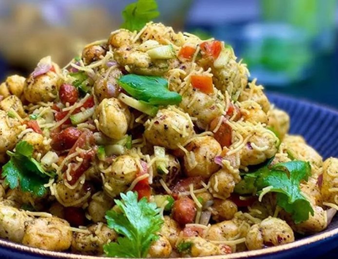 Makhana Bhel Recipe: स्वाद और सेहत का परफेक्ट कॉम्बिनेशन, शाम के नाश्ते के लिए ऐसे बनाएं क्रंची मखाना भेल