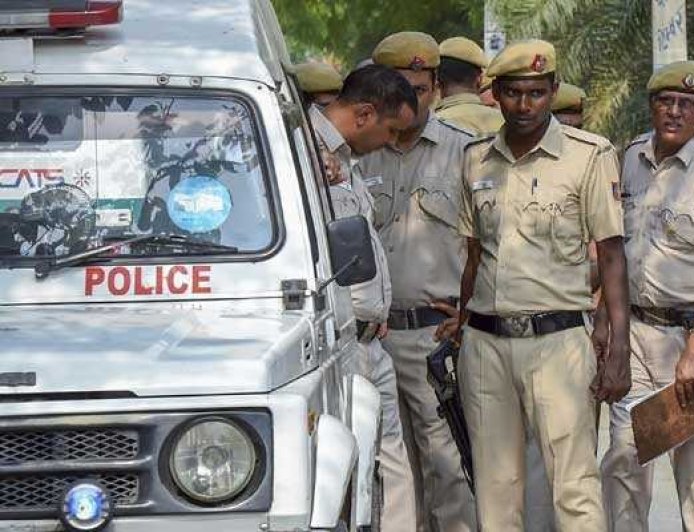 Delhi NCR Arms Smuggling: कूरियर के जरिए गैंगस्टरों को हथियार सप्लाई करने वाले सिंडिकेट का भंडाफोड़, 10 असलहे बरामद
