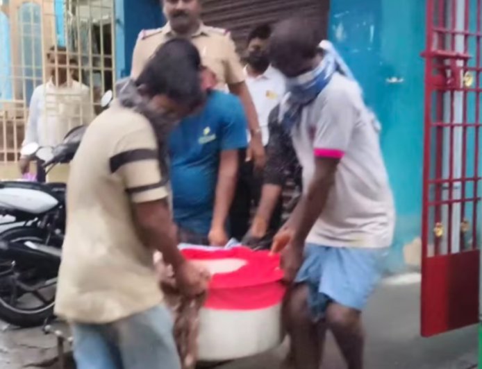तमिलनाडु एक्सप्रेस में लावारिस सूटकेस से मिला महिला का क्षत-विक्षत शव, सीसीटीवी फुटेज से संदिग्धों की तलाश में जुटी पुलिस