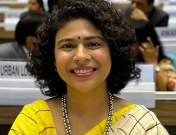 IAS Durga Shakti Nagpal Contempt Case: सिविल जज को फोन कर दबाव बनाने का आरोप, हाईकोर्ट ने आपराधिक अवमानना के दिए निर्देश