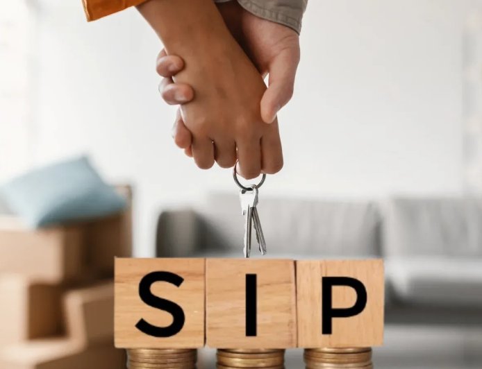 सैलरी और SIP के बीच क्या आप भूल रहे हैं सबसे जरूरी फंड? जानिए अचानक आए संकट में कौन सा पैसा बनेगा असली सहारा