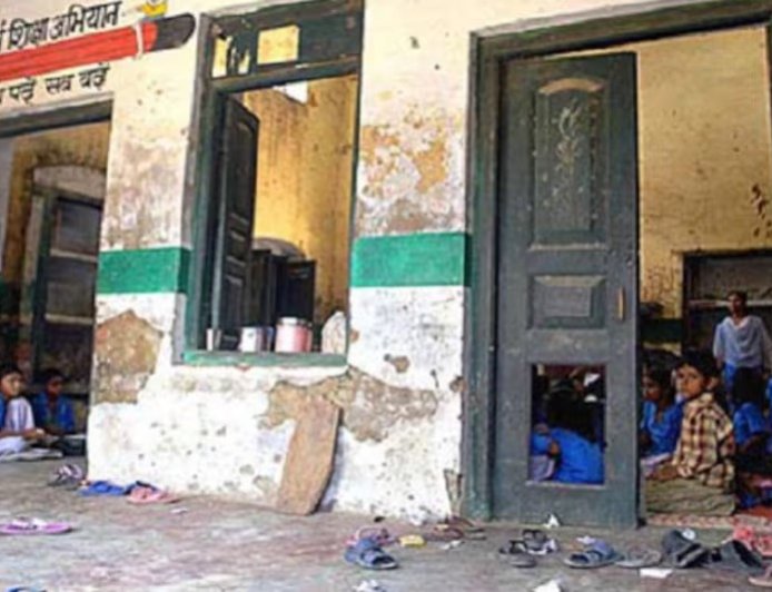 UP School Protest: यूपी में बेहतर स्कूल और सड़क की मांग पर 'जेन अल्फा' का प्रदर्शन, बदहाली उजागर करने पर FIR दर्ज