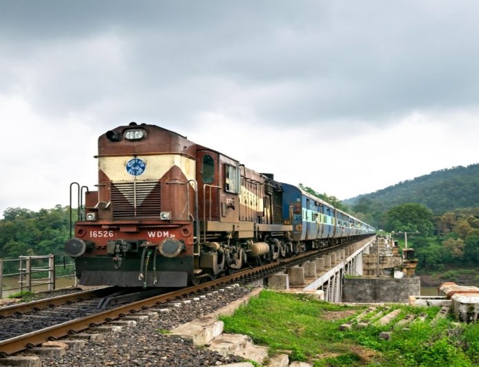 Train Seat Occupied: ट्रेन में आपकी आरक्षित सीट पर किसी और ने किया कब्जा? जानें खाली कराने के 4 आसान तरीके