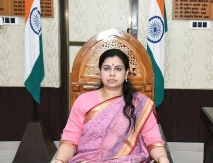 लंदन की नौकरी छोड़ भारत लौटीं चर्चित IAS दिव्या मित्तल ने दिया इस्तीफा, सोशल मीडिया पर लिखी भावुक पोस्ट