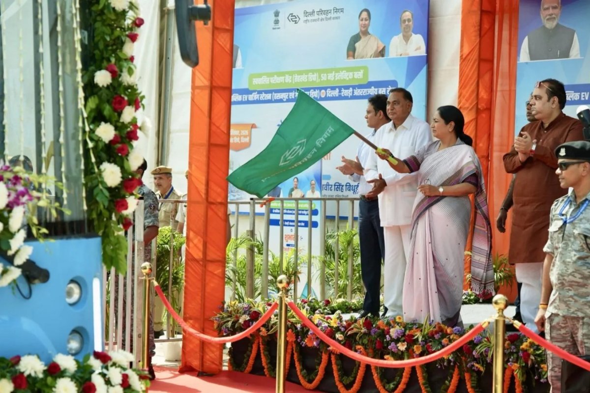Delhi EV Bus Launch: दिल्लीवालों को मिली 50 नई ईवी बसों की सौगात, सीएम रेखा गुप्ता ने तेहखंड में एटीएस का किया उद्घाटन