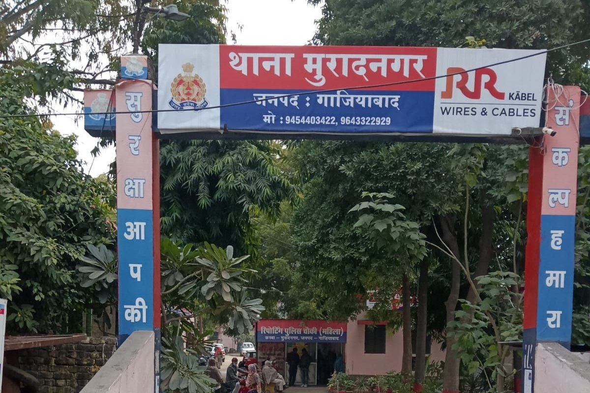 Ghaziabad Crime: मुरादनगर में विवाहिता की छत से गिरकर मौत के मामले में पति गिरफ्तार, मायके पक्ष ने लगाया हत्या और दहेज प्रताड़ना का आरोप