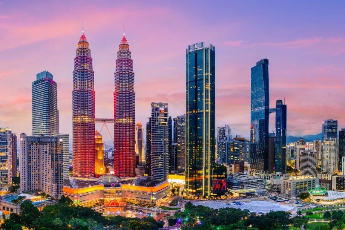 Malaysia Job Advisory: मलेशिया में नौकरी तलाश रहे भारतीयों के लिए उच्चायोग की सख्त चेतावनी, टूरिस्ट वीजा पर काम करने पर जेल