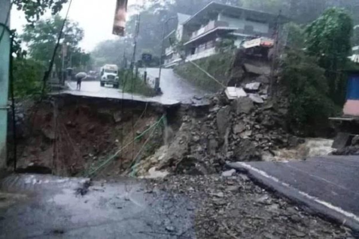 Sikkim Landslide: ग्यालशिंग के रिंबी में भारी बारिश से भीषण भूस्खलन, मलबे में बहे कई मकान और पुल; सीएम प्रेम सिंह तमांग बोले- हालात गंभीर