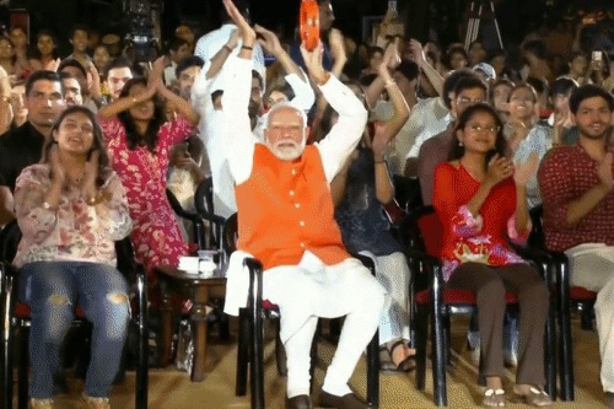 PM Modi Bhajan Clubbing: सोशल मीडिया पर वायरल हुईं तस्वीरें, Gen-Z संग 'पार्वती' गाने पर मंत्रमुग्ध दिखे पीएम मोदी