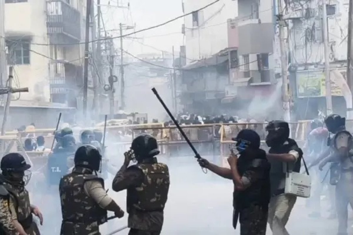Ujjain News: उज्जैन में शाही मस्जिद के समीप अतिक्रमण विरोधी कार्रवाई पर विवाद, क्षेत्र में भारी पुलिस बल तैनात