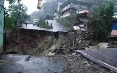 Sikkim Landslide: ग्यालशिंग के रिंबी में भारी बारिश से भीषण भूस्खलन, मलबे में बहे कई मकान और पुल; सीएम प्रेम सिंह तमांग बोले- हालात गंभीर