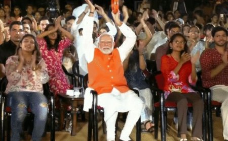 PM Modi Bhajan Clubbing: सोशल मीडिया पर वायरल हुईं तस्वीरें, Gen-Z संग 'पार्वती' गाने पर मंत्रमुग्ध दिखे पीएम मोदी