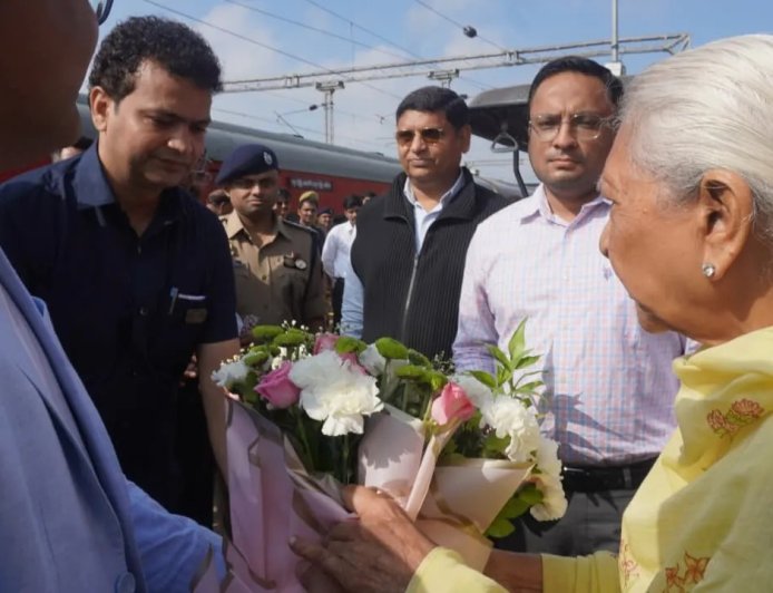 Kanpur News: VIP कल्चर छोड़ ट्रेन से कानपुर पहुंचीं राज्यपाल आनंदीबेन पटेल, आज करेंगी 'AI मंथन 2.0' की अध्यक्षता