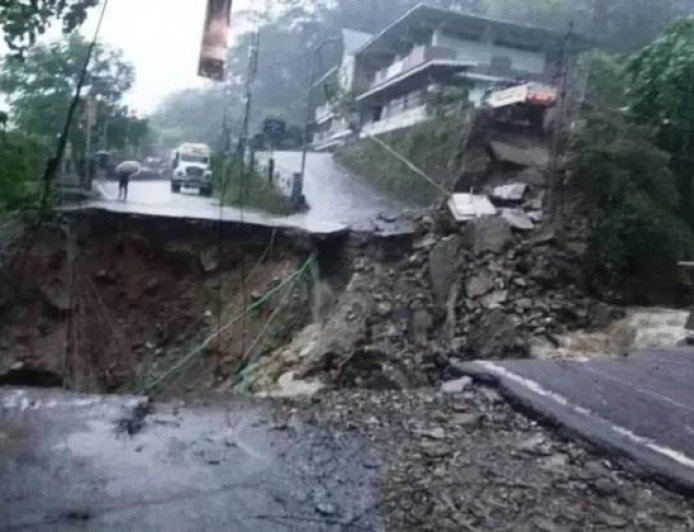 Sikkim Landslide: ग्यालशिंग के रिंबी में भारी बारिश से भीषण भूस्खलन, मलबे में बहे कई मकान और पुल; सीएम प्रेम सिंह तमांग बोले- हालात गंभीर