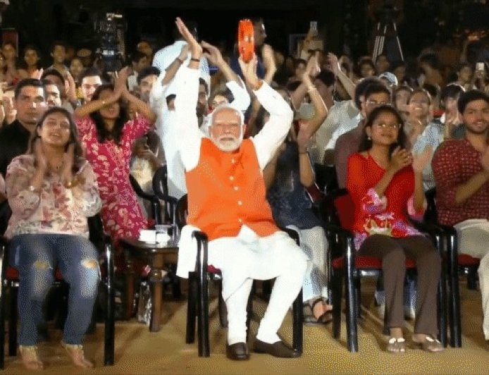 PM Modi Bhajan Clubbing: सोशल मीडिया पर वायरल हुईं तस्वीरें, Gen-Z संग 'पार्वती' गाने पर मंत्रमुग्ध दिखे पीएम मोदी