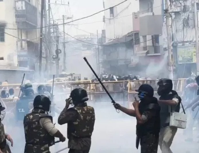Ujjain News: उज्जैन में शाही मस्जिद के समीप अतिक्रमण विरोधी कार्रवाई पर विवाद, क्षेत्र में भारी पुलिस बल तैनात