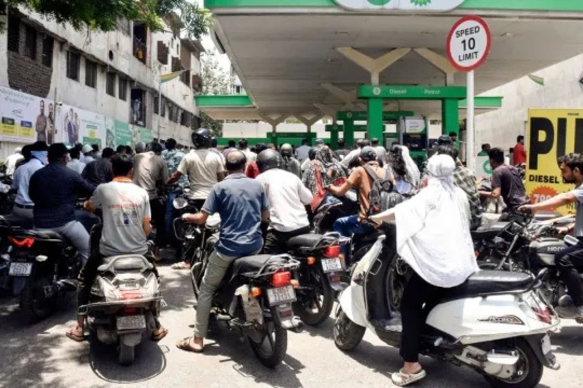 Petrol Diesel Price Today: 4 अक्टूबर 2026 को पेट्रोल-डीजल के भाव स्थिर, जानें यूपी, दिल्ली समेत प्रमुख शहरों के ताजा रेट