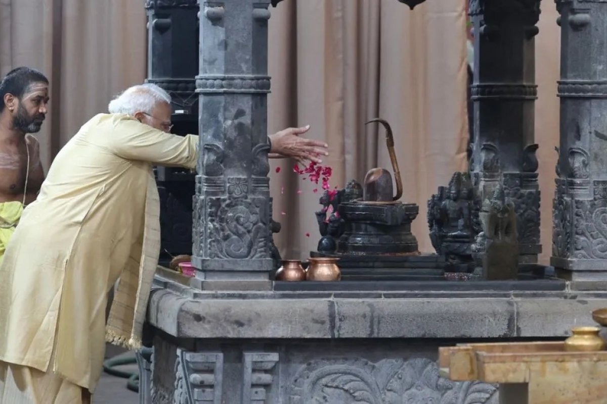 PM Modi 25 Years in Public Life: सार्वजनिक जीवन में 25 वर्ष पूरे होने पर पीएम मोदी ने किए श्री विनायक मंदिर में दर्शन, की देश की समृद्धि की प्रार्थना