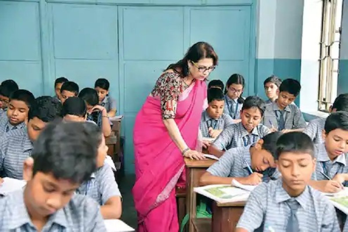 UP Shiksha Mitra Mandeya: दिवाली से पहले 1.27 लाख शिक्षामित्रों को तोहफा, योगी सरकार ने जारी किया ₹460.23 करोड़ का बजट